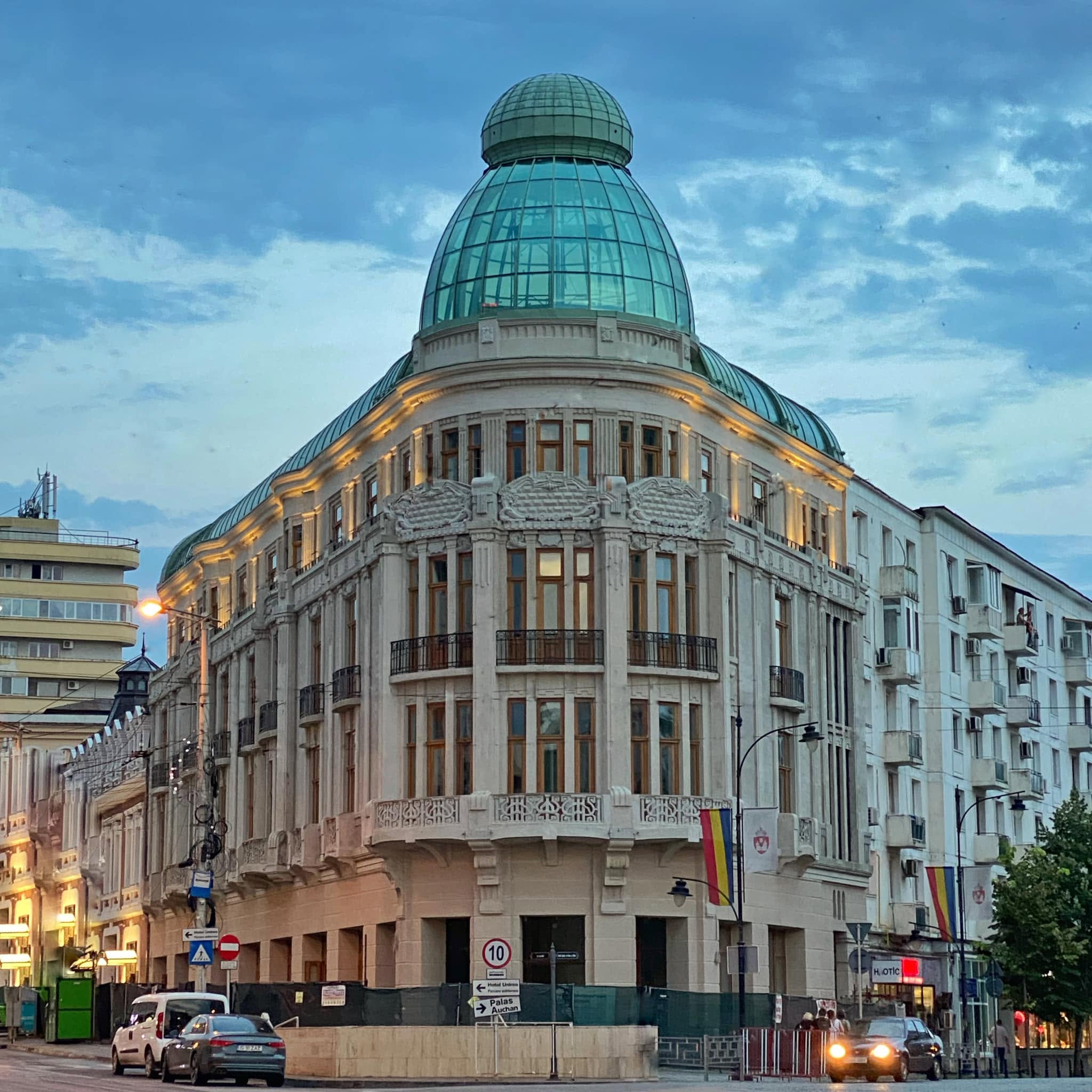 Palatul Braunstein din Iași, cu cupola sa văzută dinspre Piața Unirii